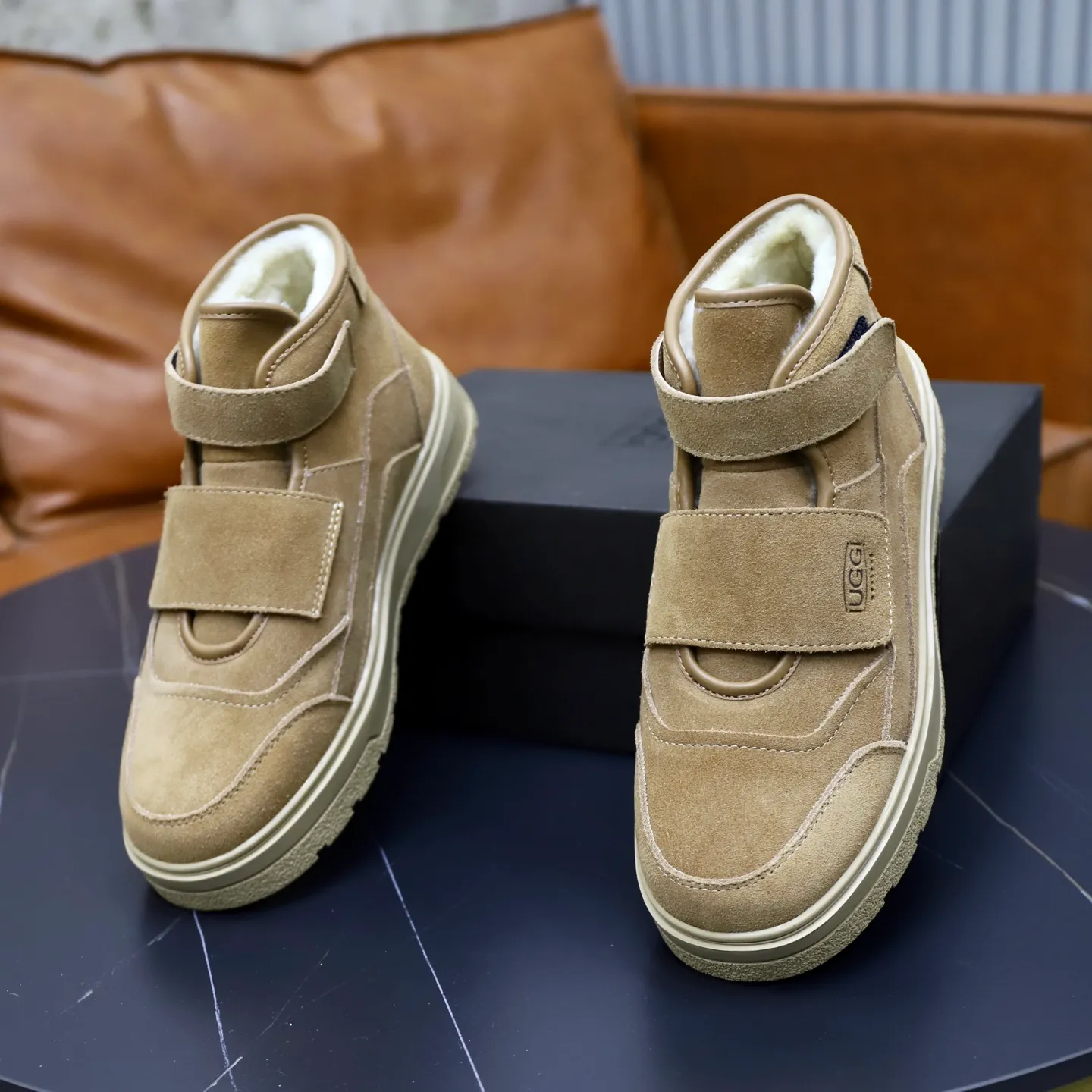 Ex-factory price: 600💰Thick wool imported from Australia Brand: UGG genuine purchase Size: 39-44 Grade: Official website 1:1 Material: First layer of genuine leather waterproof and antifreeze upper Real wool lining Original non-slip soft wear-resistant outsole Style category: Men's casual shoes Trendy style Comfortable on the feet Color: Official website color synchronization